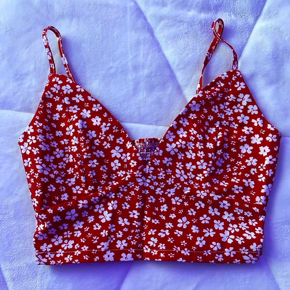 RED FLORAL V-DOWN CROPPED SHIRT